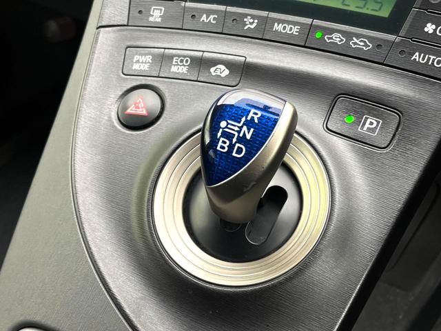 プリウス Ｇ　ＬＥＤエディション　ＢＩＧＸ８型ナビ　クルーズコントロール　禁煙車　シートヒーター　レザーシート　スマートキー　ＬＥＤヘッド　ビルトインＥＴＣ　オートライト　オートエアコン　電動格納ミラー　フルセグ（25枚目）