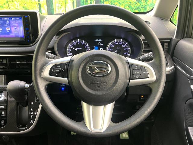 �C���e���A�ɍ��킹���f�U�C���̃X�e�A�����O�́A�^�]�������̂��Ƃ��l���A�^�]���₷���`��A�傫���ł��B�����x�A���ۂɐG���Ă��m���߂��������B