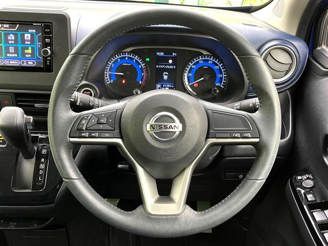 �C���e���A�ɍ��킹���f�U�C���̃X�e�A�����O�́A�^�]�������̂��Ƃ��l���A�^�]���₷���`��A�傫���ł��B�����x�A���ۂɐG���Ă��m���߂��������B