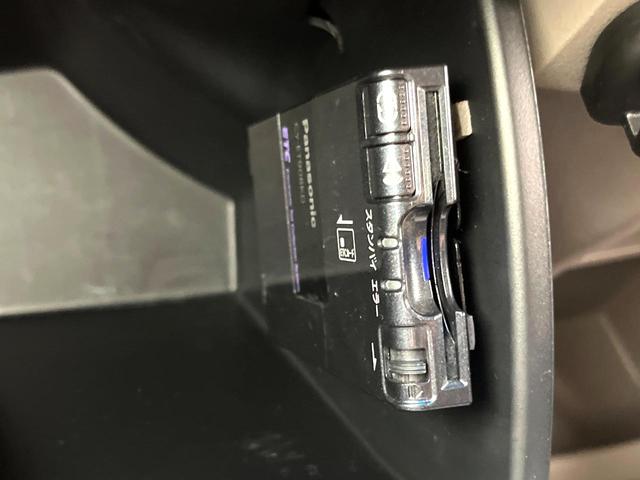 フリード G ジャストセレクション 電動スライドドア 純正SDナビ バックカメラ 禁煙車 HIDヘッド ETC オートライト オートエアコン CD DVD再生 地デジ(6枚目)