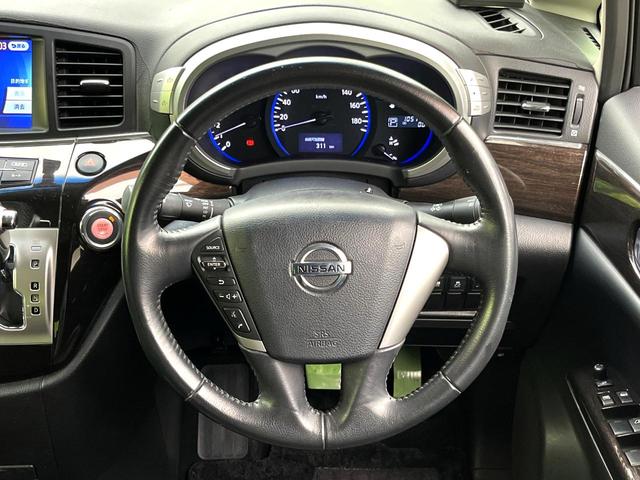 �C���e���A�ɍ��킹���f�U�C���̃X�e�A�����O�́A�^�]�������̂��Ƃ��l���A�^�]���₷���`��A�傫���ł��B�����x�A���ۂɐG���Ă��m���߂��������B