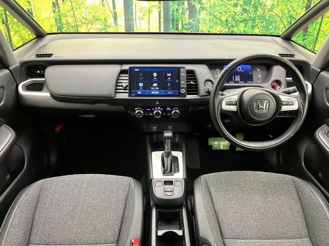 フィット ｅ：ＨＥＶホーム　純正９インチナビ　バックカメラ　ホンダセンシング　アダプティブクルーズコントロール　ＥＴＣ　コーナーセンサー　フルセグＴＶ　ｂｌｕｅｔｏｏｔｈ再生　ＬＥＤヘッド　スマートキー　電子パーキングブレーキ（2枚目）