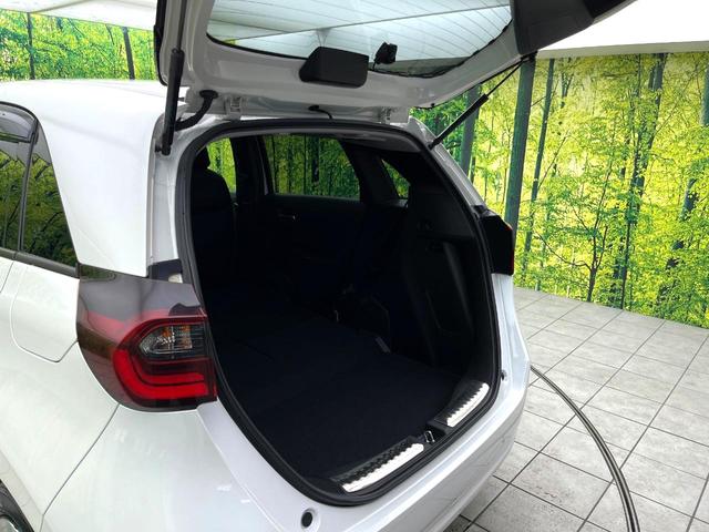 フィット ｅ：ＨＥＶホーム　純正９インチナビ　バックカメラ　ホンダセンシング　アダプティブクルーズコントロール　ＥＴＣ　コーナーセンサー　フルセグＴＶ　ｂｌｕｅｔｏｏｔｈ再生　ＬＥＤヘッド　スマートキー　電子パーキングブレーキ（41枚目）