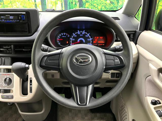 �C���e���A�ɍ��킹���f�U�C���̃X�e�A�����O�́A�^�]�������̂��Ƃ��l���A�^�]���₷���`��A�傫���ł��B�����x�A���ۂɐG���Ă��m���߂��������B