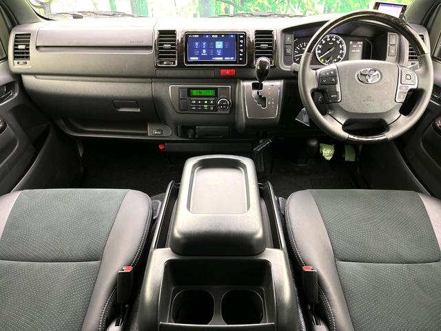 ハイエースバン スーパーＧＬ　ダークプライムＩＩ　禁煙車　純正ナビ　フリップダウンモニター　アラウンドビューモニター　両側パワースライドドア　デジタルインナーミラー　ウッドコンビステアリング　オートエアコン　オートライト　ＬＥＤヘッドライト　ＥＴＣ（2枚目）