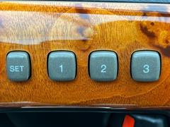 【メモリー機能付きパワーシート】ドライバーごとに設定したシート位置を記憶して、ボタン一つで切り替えできる便利な機能！運転する方が複数名いらっしゃるご家庭におすすめです♪ 6