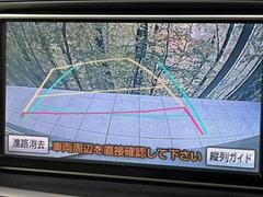 【バックカメラ】駐車時に後方がリアルタイム映像で確認できます。大型商業施設や立体駐車場での駐車時や、夜間のバック時に大活躍！運転スキルに関わらず、今や必須となった装備のひとつです！ 4