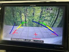 【バックカメラ】駐車時に後方がリアルタイム映像で確認できます。大型商業施設や立体駐車場での駐車時や、夜間のバック時に大活躍！運転スキルに関わらず、今や必須となった装備のひとつです！ 6