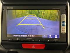 【バックカメラ】駐車時に後方がリアルタイム映像で確認できます。大型商業施設や立体駐車場での駐車時や、夜間のバック時に大活躍！運転スキルに関わらず、今や必須となった装備のひとつです！ 4