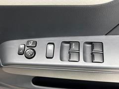 【電動格納ミラー】サイドミラーは電動格納式となっており、狭い駐車場でもキズがつくリスクを抑えられます。 7