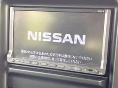 【純正ナビ】人気の純正ナビを装備しております。ナビの使いやすさはもちろん、オーディオ機能も充実！キャンプや旅行はもちろん、通勤や買い物など普段のドライブも楽しくなるはず♪ 3