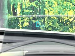 【ヘッドアップディスプレイ】現在の速度や走行情報をデジタル表示で運転席前方のガラスに投影！運転中、目線をずらさず必要な情報を確認できるのでとっても便利で安心！ 6