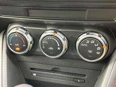 【オートエアコン】一度お好みの温度に設定すれば、車内の温度を検知し風量や温度を自動で調整。暑い…寒い…と何度もスイッチ操作をする必要はありません。快適な車内空間には必須の機能ですね♪ 7