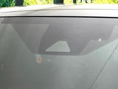 【セーフティシステムプラス】走行中に前方の車両等を認識し、衝突しそうな時は警報とブレーキで衝突回避と被害軽減をアシスト。より安全にドライブをお楽しみいただけます。 3