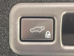 【パワーバックドア】スマートキーや運転席のボタンを押すだけでリアゲートが自動で開閉します！荷物を持っている時や、高い位置にあるバックドアを閉める際に便利な機能です♪ 7