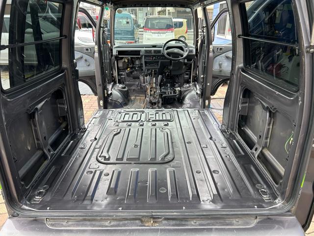 ストリート Ｖ　全車輛　車内清掃　１４インチカービングアルミホイール　エアコン　パワステ　４ＷＤ　５ＭＴ　パイプガード　ルーフレール（10枚目）