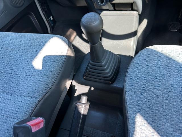 ストリート Ｖ　全車輛　車内清掃　１４インチカービングアルミホイール　エアコン　パワステ　４ＷＤ　５ＭＴ　パイプガード　ルーフレール（21枚目）