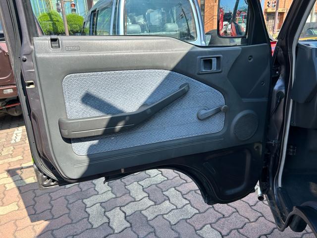 ストリート Ｖ　全車輛　車内清掃　１４インチカービングアルミホイール　エアコン　パワステ　４ＷＤ　５ＭＴ　パイプガード　ルーフレール（25枚目）
