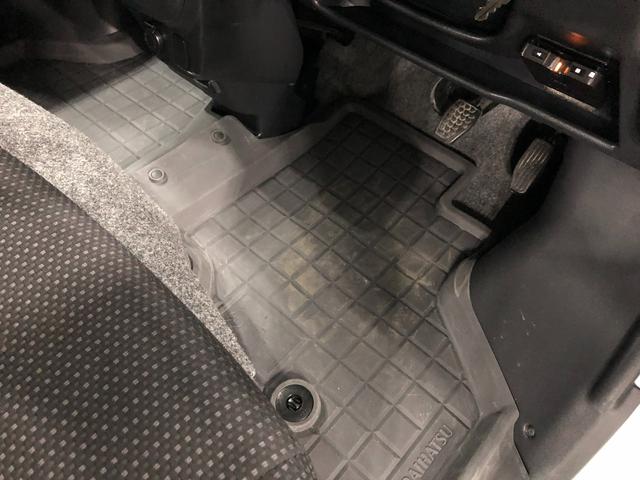 ハイゼットカーゴ クルーズターボＳＡＩＩＩ　４ＷＤ／走行２２７８７キロ／ナビ　１年保証距離無制限　走行距離２２７８７キロ　フルセグナビ　バックカメラ　ブルートゥース　純正マット　助手席エアバッグ　オートマチックハイビーム　ＬＥＤヘッドランプ　アイドリングストップ（18枚目）