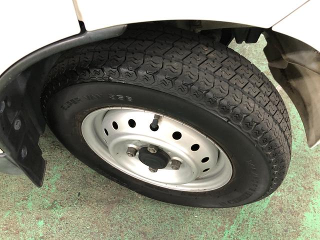 スクラムトラック ＫＣスペシャル　車検整備付　５ＭＴ　ＡＭ・ＦＭラジオ　一年保証・走行距離無制限　走行距離８３３９４キロ　助手席エアバック　純正カーペットマット　ＡＭ・ＦＭラジオ　マニュアル車　車検整備付（17枚目）