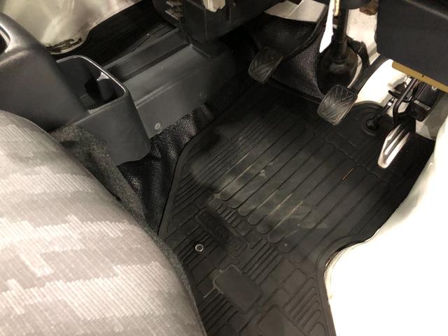 スクラムトラック ＫＣスペシャル　車検整備付　５ＭＴ　ＡＭ・ＦＭラジオ　一年保証・走行距離無制限　走行距離８３３９４キロ　助手席エアバック　純正カーペットマット　ＡＭ・ＦＭラジオ　マニュアル車　車検整備付（18枚目）