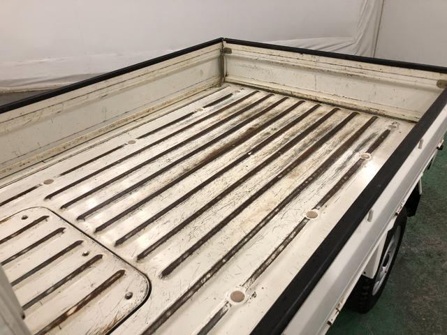 ハイゼットトラック スペシャル 農用パック 走行58780キロ/車検整備付 一年保証・走行距離無制限 走行58780キロ 4WD MT 純正カーペットマット AMFMラジオ 作業用ライト ゴムプロテクター(6枚目)