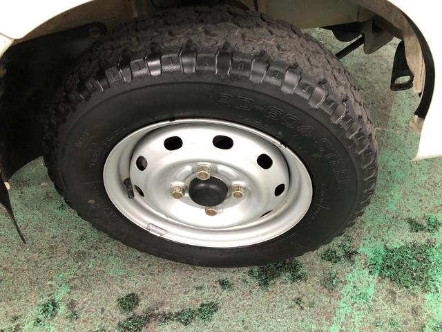 ハイゼットトラック スペシャル 農用パック 走行58780キロ/車検整備付 一年保証・走行距離無制限 走行58780キロ 4WD MT 純正カーペットマット AMFMラジオ 作業用ライト ゴムプロテクター(17枚目)