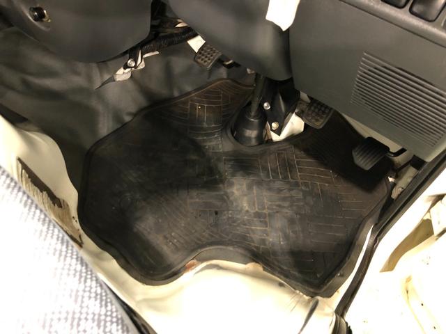 ハイゼットトラック スペシャル 農用パック 走行58780キロ/車検整備付 一年保証・走行距離無制限 走行58780キロ 4WD MT 純正カーペットマット AMFMラジオ 作業用ライト ゴムプロテクター(18枚目)
