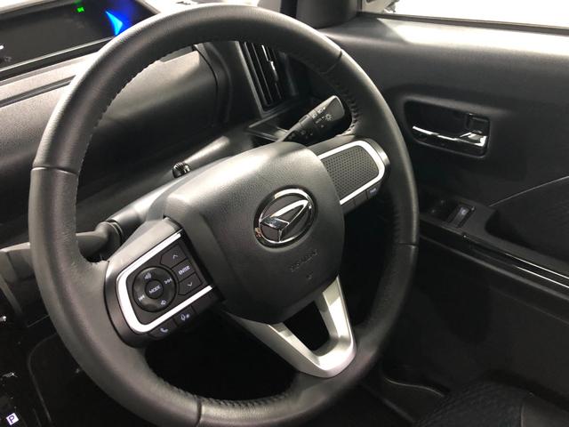 高級感のある革巻きのステアリングを装着しております♪　上級グレードの証ですね