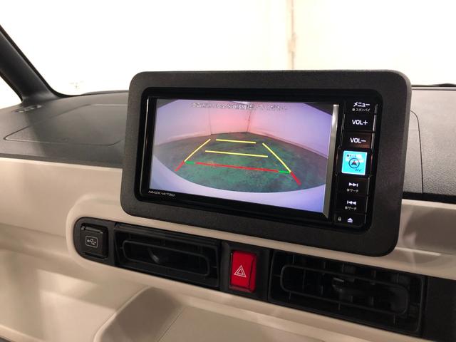 このバックカメラがあると、死角がグッと減るんですよ。特に小さなお子さんや自転車が近くにいるときなんか、すごく安心です。