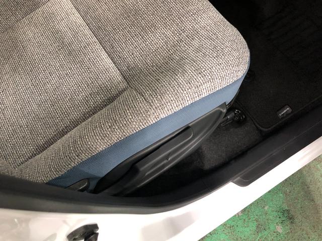 痛みの出やすい運転席シートの角、フロアマット、座面、ともに良好です