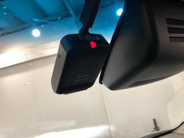 この車、ドラレコ付きで安心ですよ。送迎や通勤で使う方には特に喜ばれます。