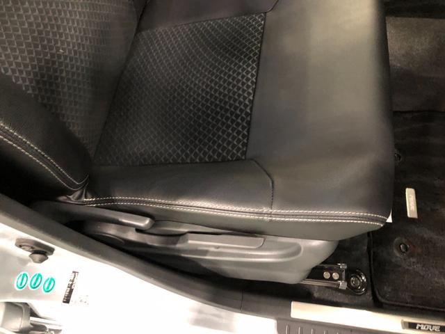 痛みの出やすい運転席シートの角、フロアマット、座面、ともに良好です