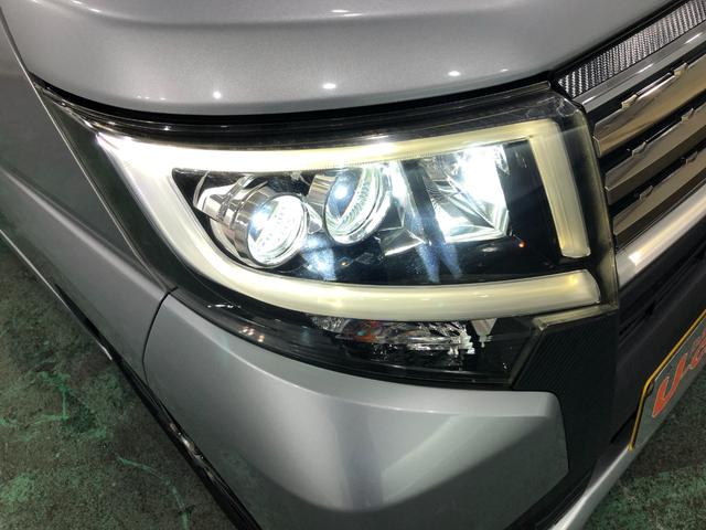 白く明るい光で夜間走行をサポートするLEDヘッドランプを搭載