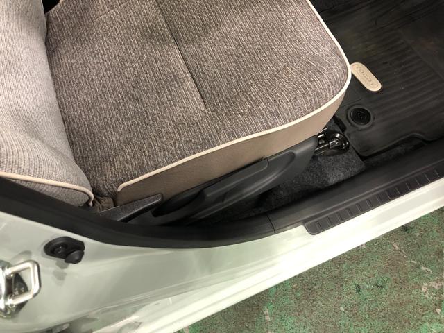 痛みの出やすい運転席シートの角、フロアマット、座面、ともに良好です