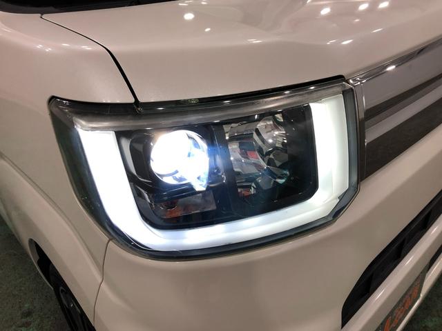 白く明るい光で夜間走行をサポートするLEDヘッドランプを搭載