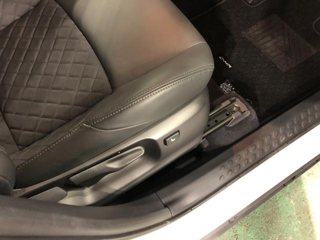 痛みの出やすい運転席シートの角、フロアマット、座面、ともに良好です