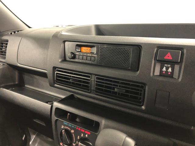 ハイゼットカーゴ ＤＸ　走行３５キロ／ＦＭＡＭラジオ／オートライト　１年保証距離無制限　走行距離３５キロ　ＦＭＡＭラジオ　純正フロアマット　クリアランスソナー　オートライト　両側電動スライドドア　アイドリングストップ　キーレスエントリー（7枚目）