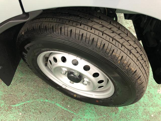 ハイゼットカーゴ ＤＸ　走行３５キロ／ＦＭＡＭラジオ／オートライト　１年保証距離無制限　走行距離３５キロ　ＦＭＡＭラジオ　純正フロアマット　クリアランスソナー　オートライト　両側電動スライドドア　アイドリングストップ　キーレスエントリー（30枚目）