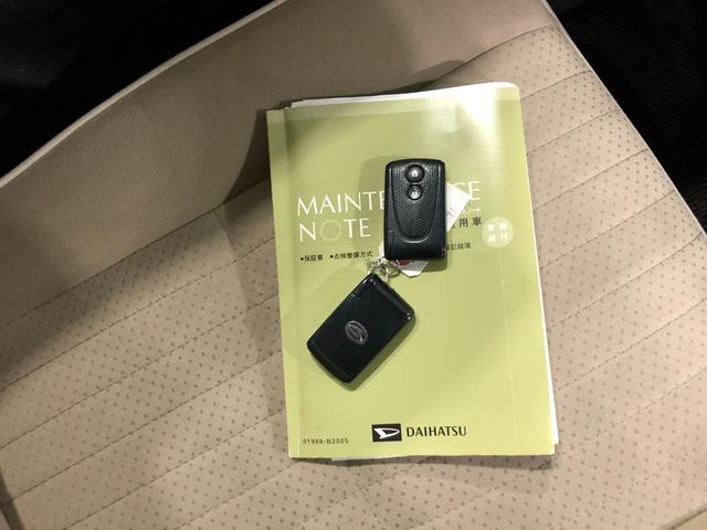 ミラココア ココアプラスＸ　修復歴／走行４１９２７キロ／電動格納式ミラー　１年保証距離無制限　走行距離４１９２７キロ　純正マット　アイドリングストップ　オートエアコン　電動格納式ドアミラー　ドリンクホルダー（50枚目）