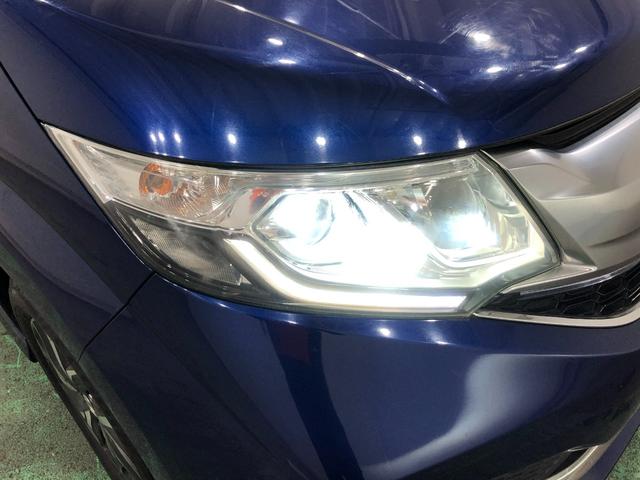 白く明るい光で夜間走行をサポートするＬＥＤヘッドランプを搭載