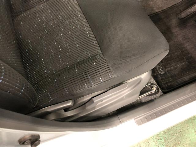 痛みの出やすい運転席シートの角、フロアマット、座面、ともに良好です