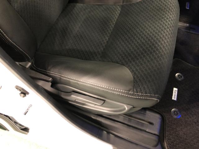 痛みの出やすい運転席シートの角、フロアマット、座面、ともに良好です