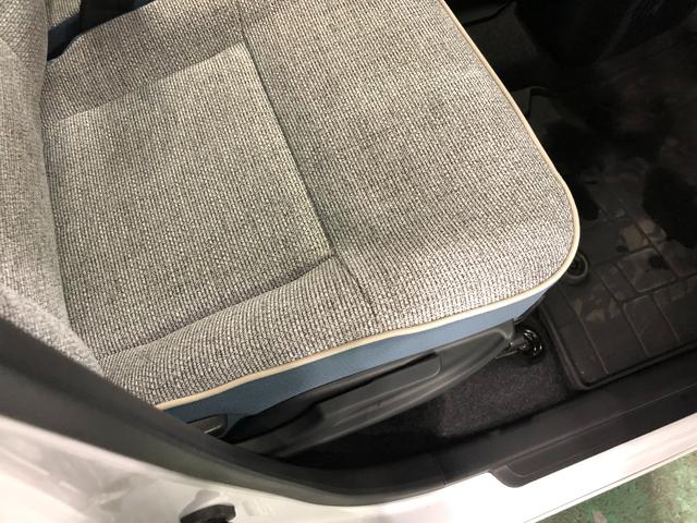 痛みの出やすい運転席シートの角、フロアマット、座面、ともに良好です