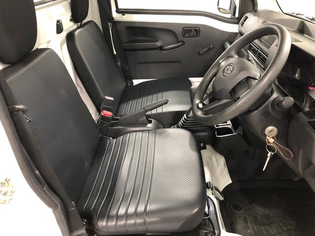 ハイゼットトラック スタンダード　ＭＴ車／走行５７４６キロ／クリアランスソナー　１年保証距離無制限　走行距離５７４６キロ　ＦＭＡＭラジオ　純正フロアマット　クリアランスソナー　オートライト　アイドリングストップ（4枚目）