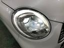 白く明るい光で夜間走行をサポートするLEDヘッドランプを搭載