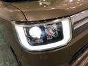 白く明るい光で夜間走行をサポートするLEDヘッドランプを搭載