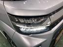 白く明るい光で夜間走行をサポートするLEDヘッドランプを搭載