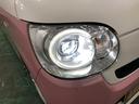 白く明るい光で夜間走行をサポートするLEDヘッドランプを搭載