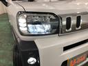 白く明るい光で夜間走行をサポートするLEDヘッドランプを搭載